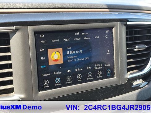 Used 2018 Chrysler Pacifica Touring-L FWD image 28