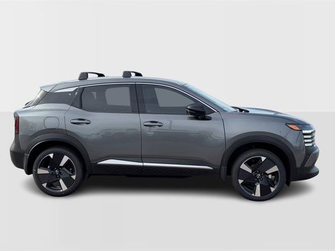 New 2026 Nissan Kicks SR w/ Cold Weather Package image 8