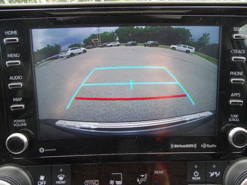 Used 2021 Toyota Highlander XLE image 25