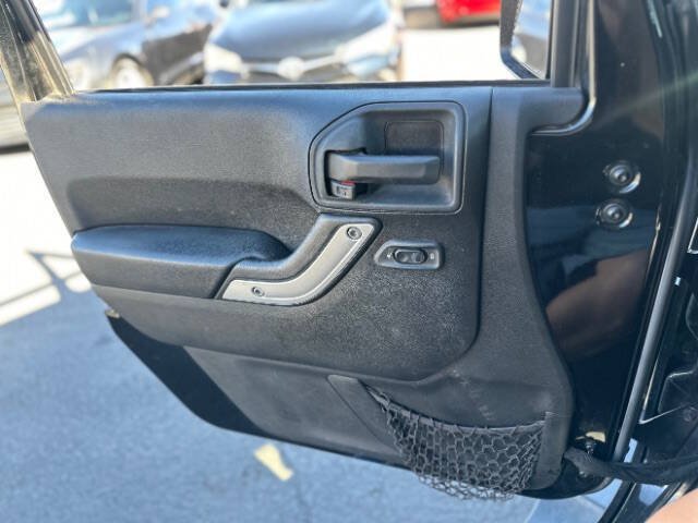 Used 2015 Jeep Wrangler Sahara w/ Connectivity Group AWD/4WD image 9