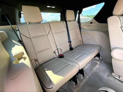 Used 2024 Cadillac Escalade Premium Luxury AWD/4WD image 28