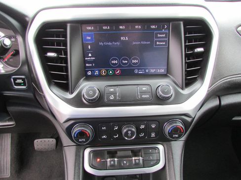 Used 2023 GMC Acadia SLT image 25