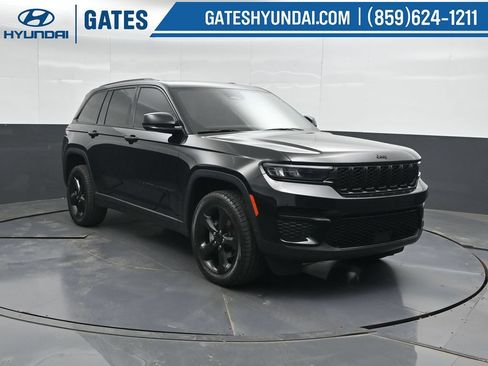 Used 2023 Jeep Grand Cherokee Altitude AWD/4WD image 4
