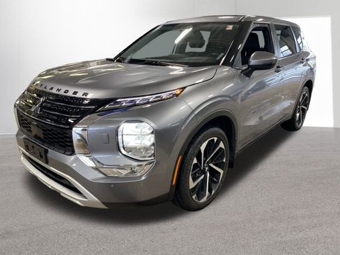 Used 2023 Mitsubishi Outlander SE image 1
