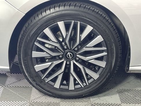 Used 2024 Nissan Altima 2.5 SV image 10