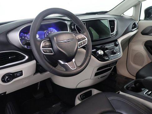 Used 2024 Chrysler Pacifica Touring-L image 26