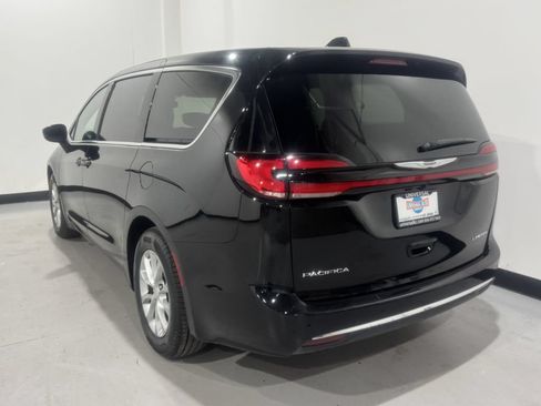 Used 2026 Chrysler Pacifica Limited FWD image 39
