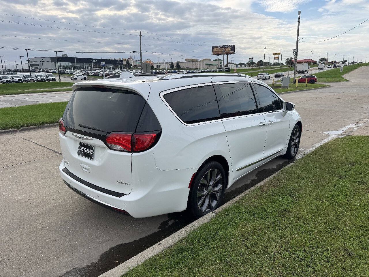 Used 2017 Chrysler Pacifica Limited w/ Tire & Wheel Group FWD image 5