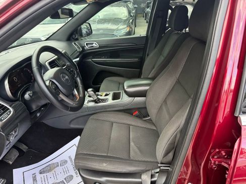 Used 2020 Jeep Grand Cherokee Laredo RWD image 9