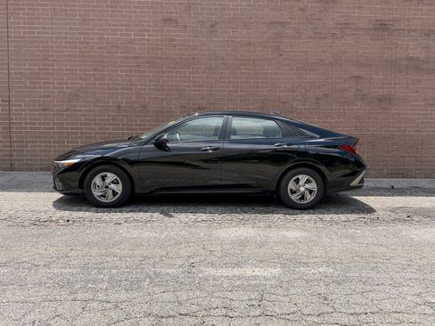Used 2025 Hyundai Elantra SE FWD image 12