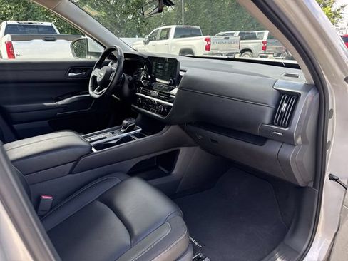 Used 2025 Nissan Pathfinder SL FWD image 28