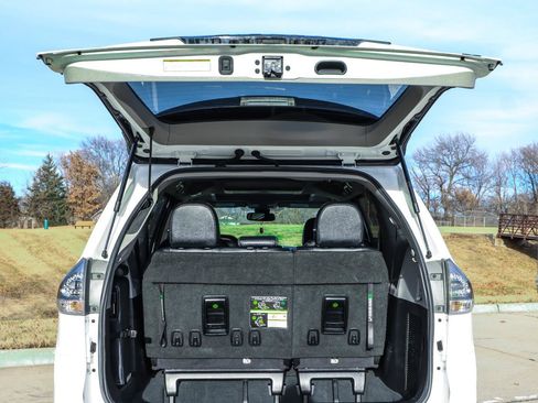 Used 2020 Toyota Sienna SE Premium w/ Nightshade Edition image 24