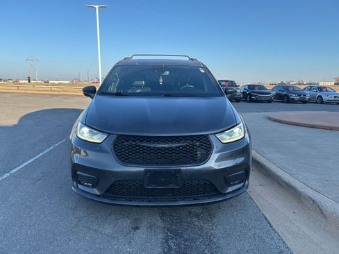 Used 2022 Chrysler Pacifica Touring-L w/ S Appearance Package image 2