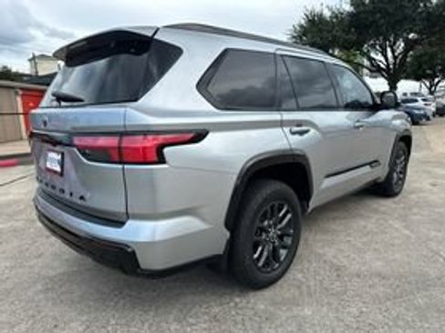 Used 2023 Toyota Sequoia Platinum AWD/4WD image 5