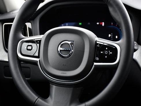 Used 2025 Volvo XC60 B5 Plus image 17