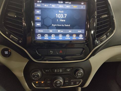Used 2020 Jeep Cherokee Limited w/ Luxury Group FWD image 25