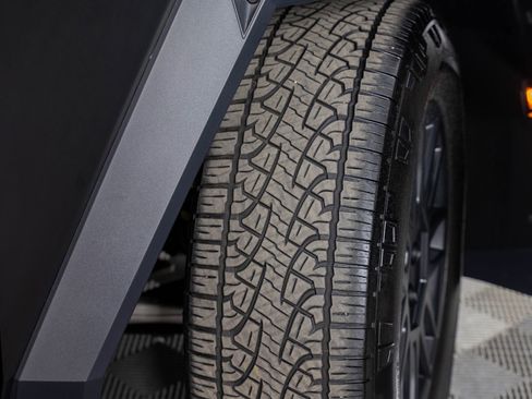 Used 2024 Tesla Cybertruck AWD Crew Cab image 38