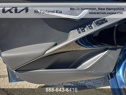 Used 2025 Kia Niro SX Touring FWD image 11