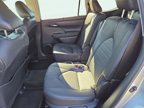Used 2021 Toyota Highlander XLE image 21