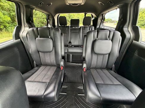 Used 2016 Chrysler Town & Country S FWD image 11