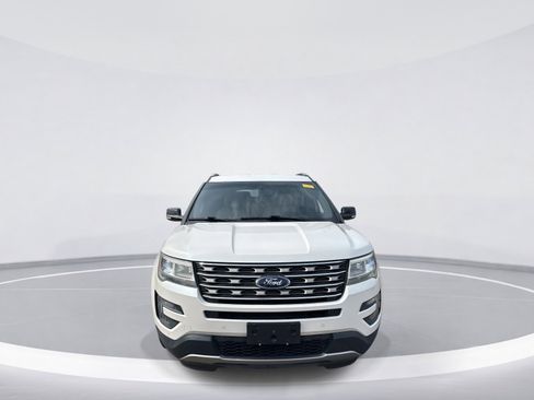 Used 2016 Ford Explorer XLT w/ Equipment Group 202A image 2