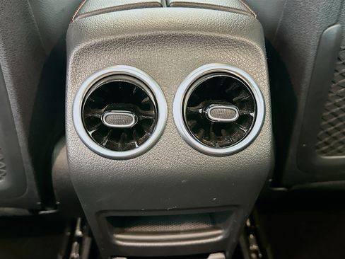 Used 2023 Mercedes-Benz GLB 250 image 29
