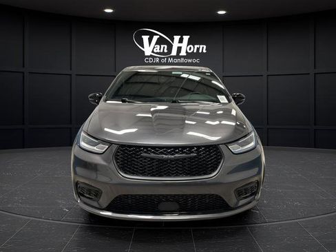 Used 2023 Chrysler Pacifica Limited w/ Uconnect Theater Family Group FWD image 2