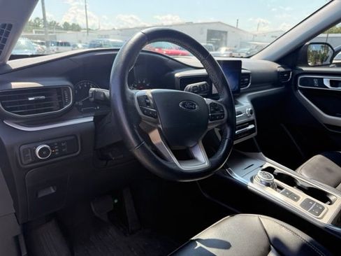 Used 2022 Ford Explorer XLT w/ Equipment Group 202A RWD image 8