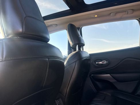 Used 2019 Jeep Cherokee Latitude Plus w/ Comfort/Convenience Group FWD image 38