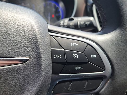 Used 2017 Chrysler Pacifica Touring-L FWD image 19