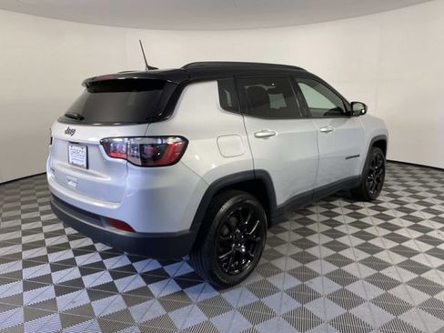 Used 2024 Jeep Compass Latitude w/ Sun and Sound Group AWD/4WD image 9