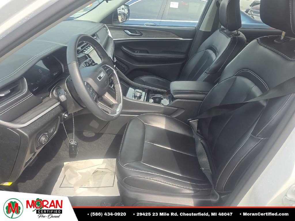Used 2023 Jeep Grand Cherokee L Limited AWD/4WD image 9