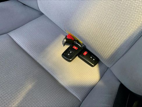 Used 2018 Toyota RAV4 LE AWD/4WD image 19