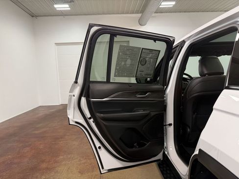 Used 2024 Jeep Grand Cherokee Limited w/ Luxury Tech Group II image 46