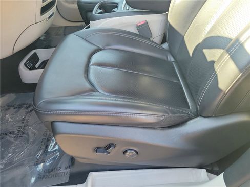 Used 2023 Chrysler Pacifica Touring-L FWD image 16
