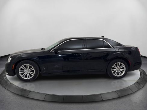 Used 2018 Chrysler 300 Touring w/ Driver Convenience Group RWD image 8