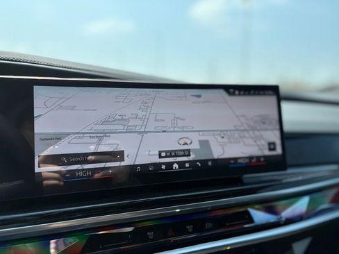 Used 2025 BMW 760i xDrive image 9