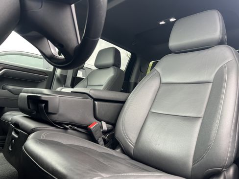 Used 2025 GMC Sierra 1500 SLT image 3