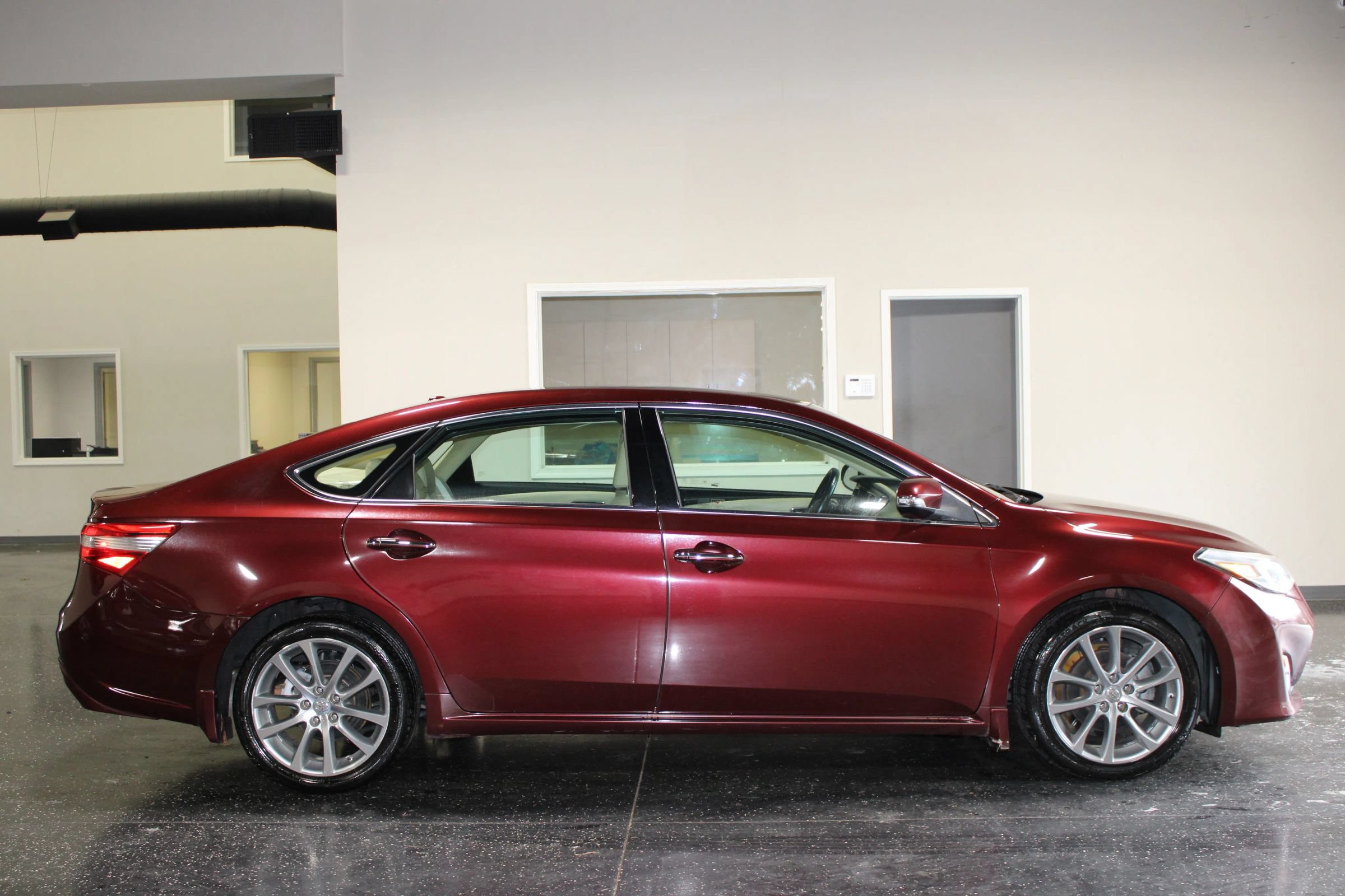 Used 2014 Toyota Avalon XLE Touring FWD image 3