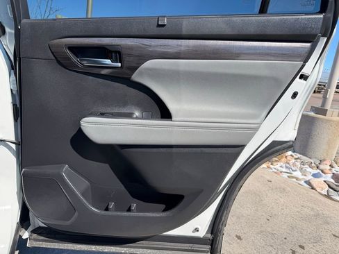 Used 2024 Toyota Highlander Limited image 30