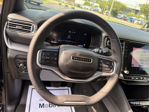 Used 2025 Jeep Wagoneer Series II AWD/4WD image 18