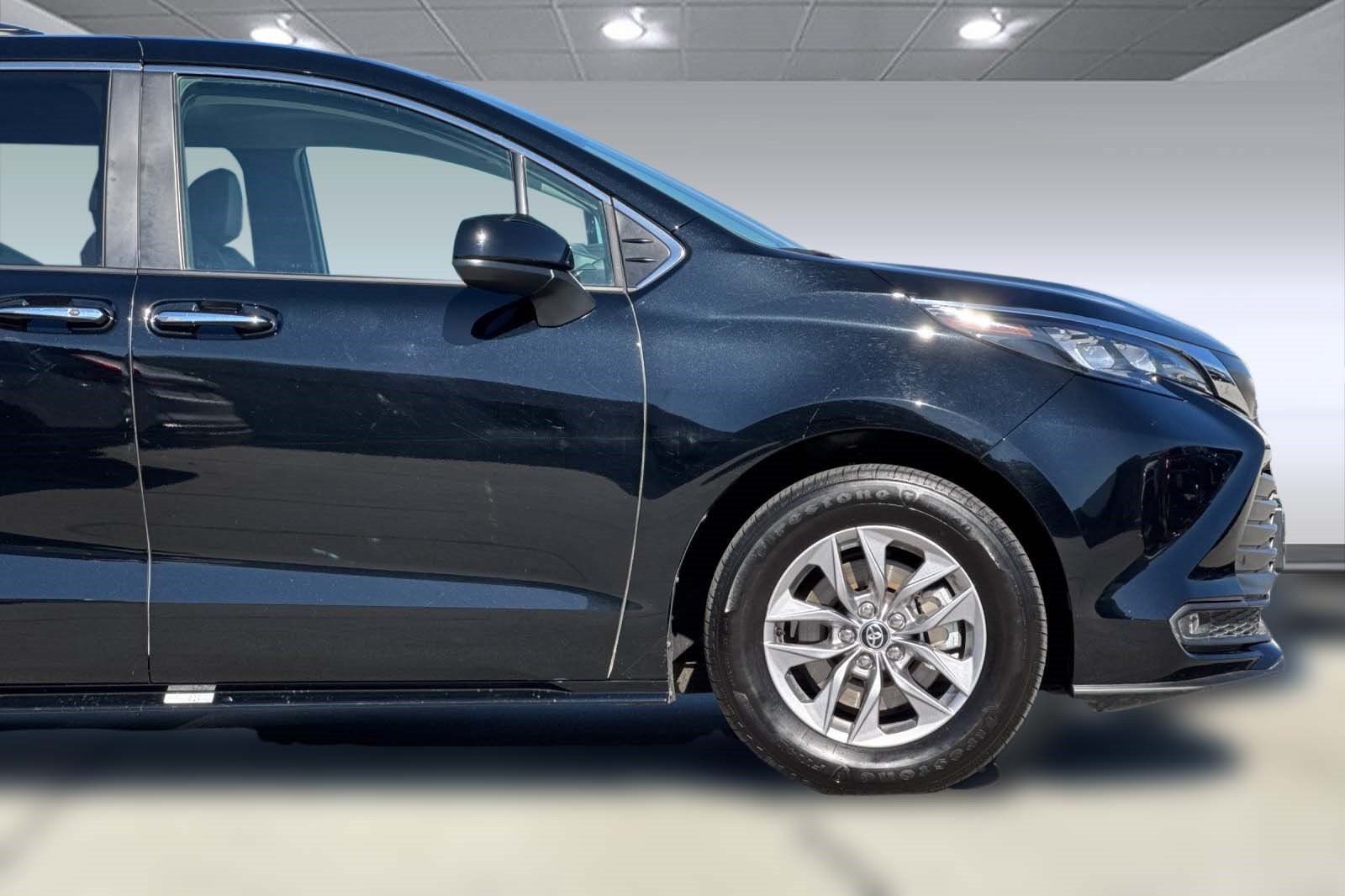Used 2026 Toyota Sienna XLE FWD image 35
