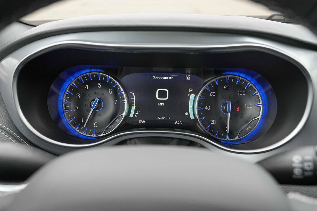 Used 2025 Chrysler Pacifica Limited FWD image 36