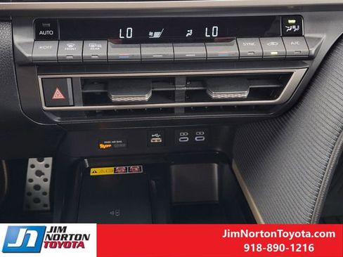 Used 2025 Toyota Camry SE w/ Multimedia Upgrade Package image 21