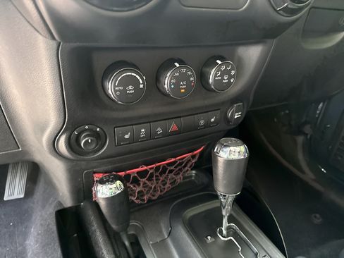 Used 2017 Jeep Wrangler Unlimited Rubicon AWD/4WD image 30