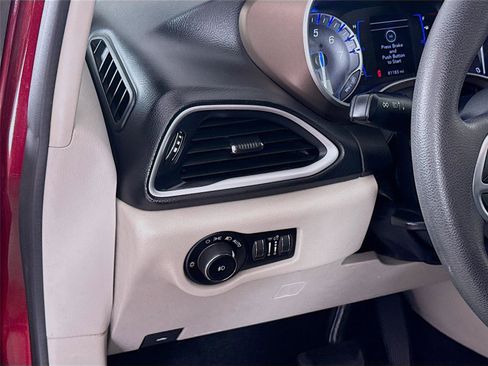 Used 2018 Chrysler Pacifica Touring Plus image 10