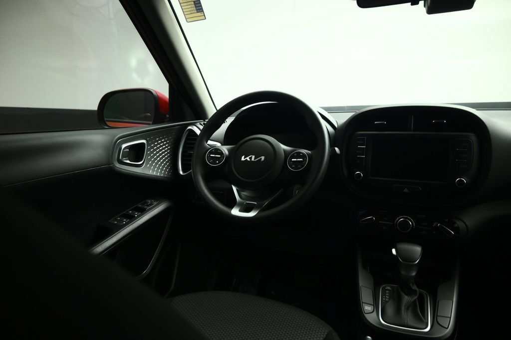 Used 2025 Kia Soul LX w/ LX Technology Package FWD image 40