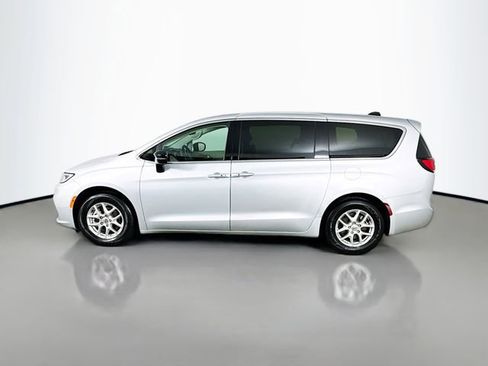 Used 2024 Chrysler Pacifica Touring-L image 11