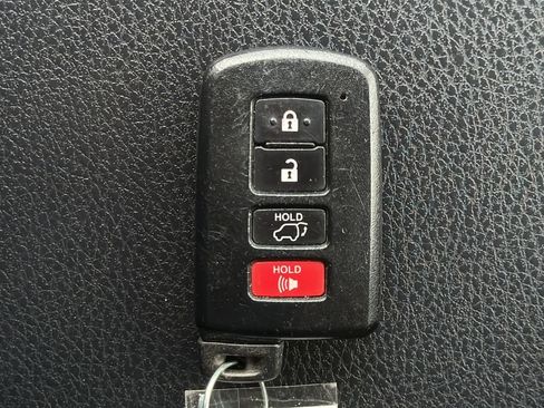 Used 2017 Toyota RAV4 XLE FWD image 25