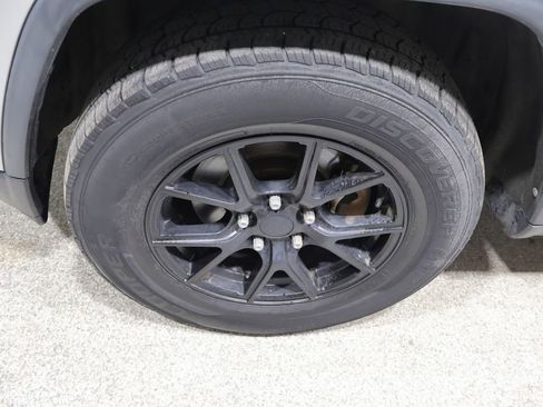 Used 2011 Jeep Grand Cherokee Laredo AWD/4WD image 9